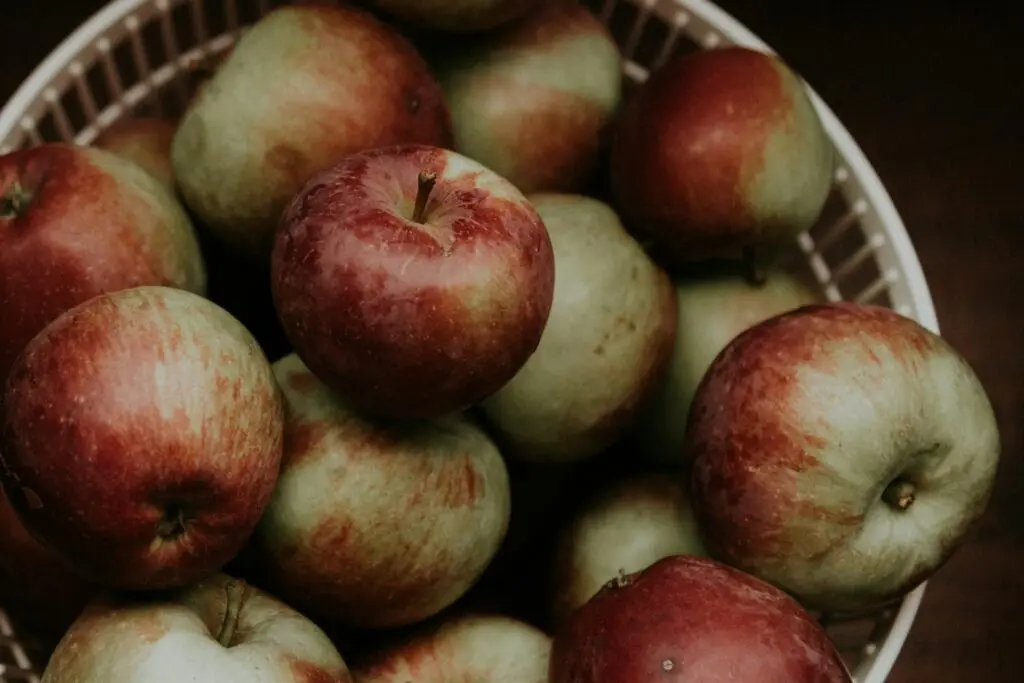 A bowl of apples.