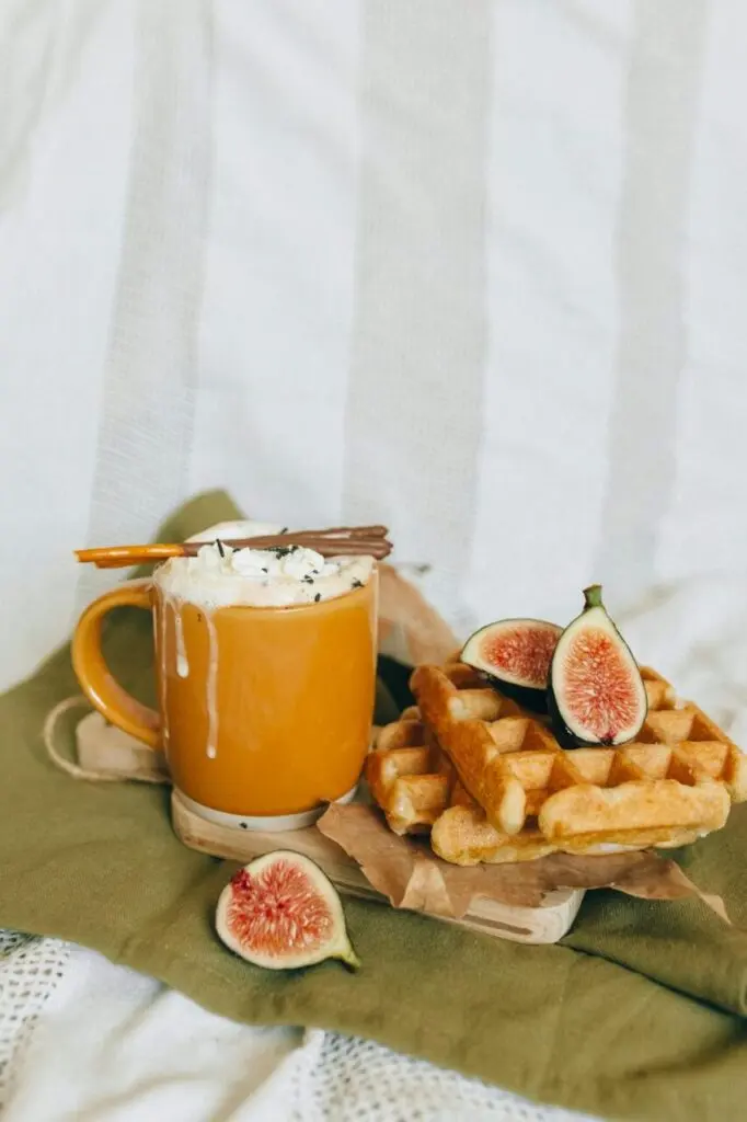 Waffles, figs and hot chocolate