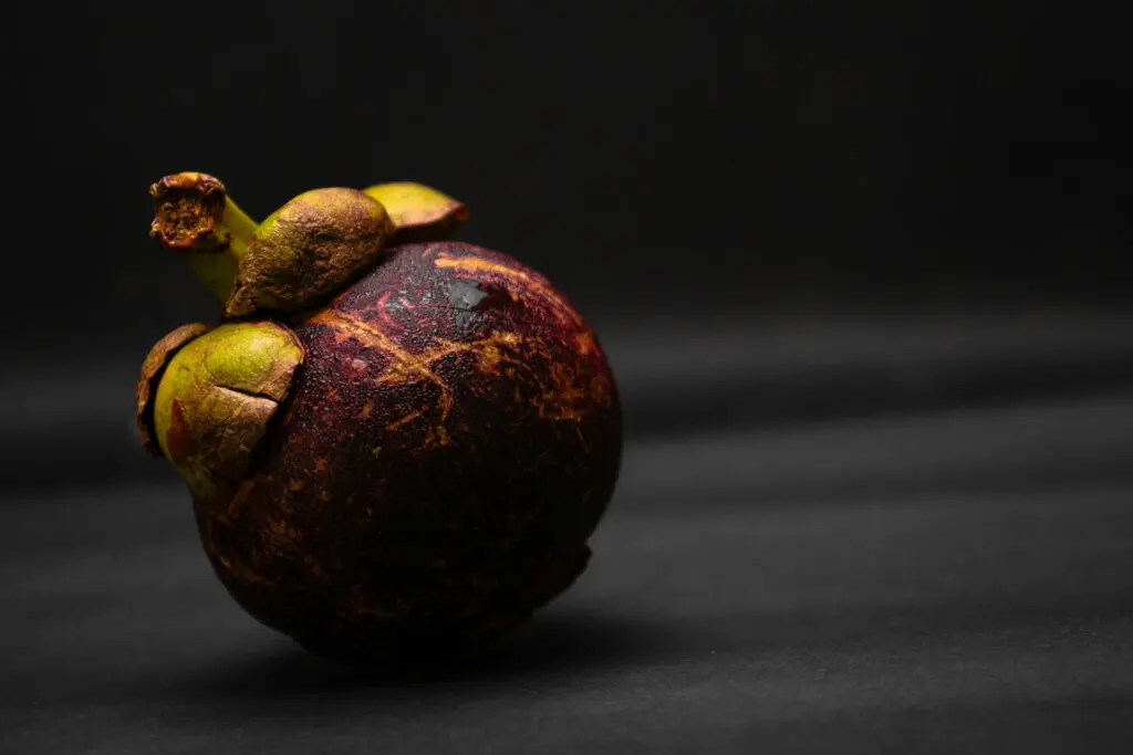 Learn the best way to prepare and eat mangosteen.