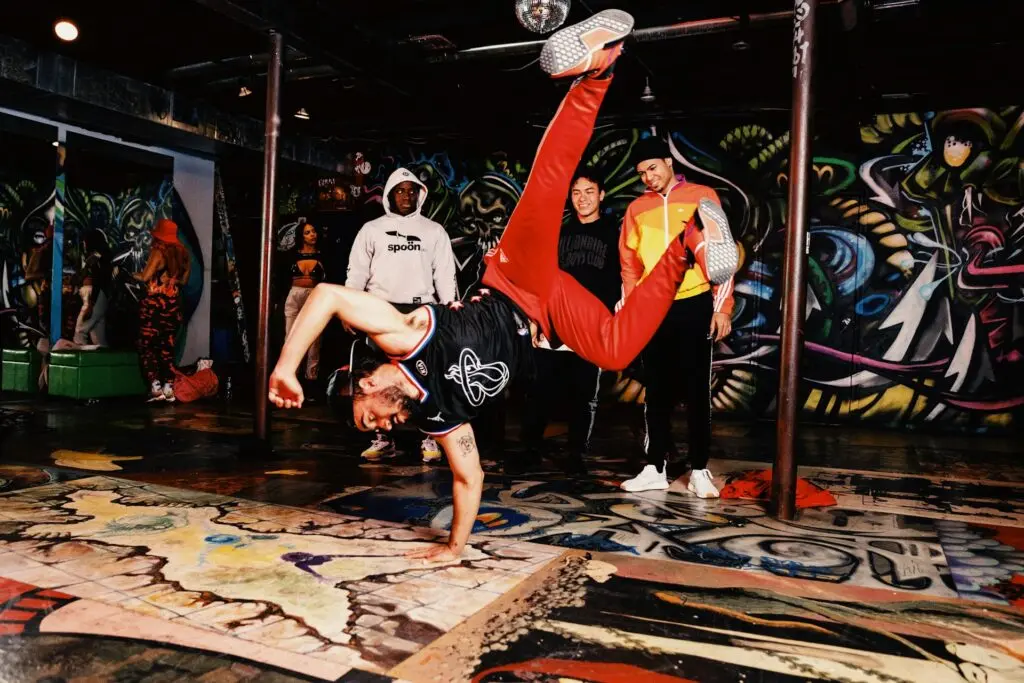 A hip-hop dance exercise class.