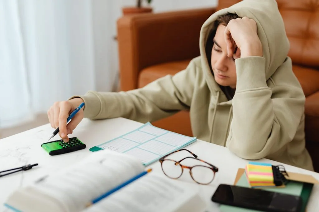 A teen studying finance