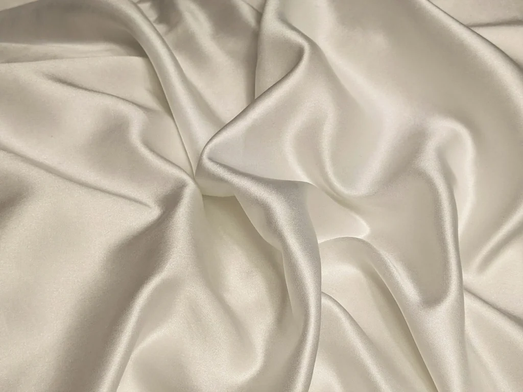 White silk, a good alternative for cotton pillowcases