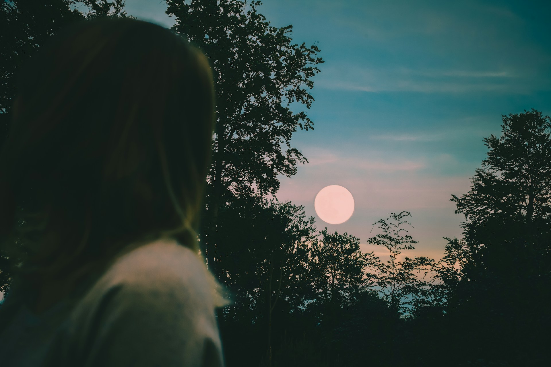 woman looking at the moon praticing moon bathing