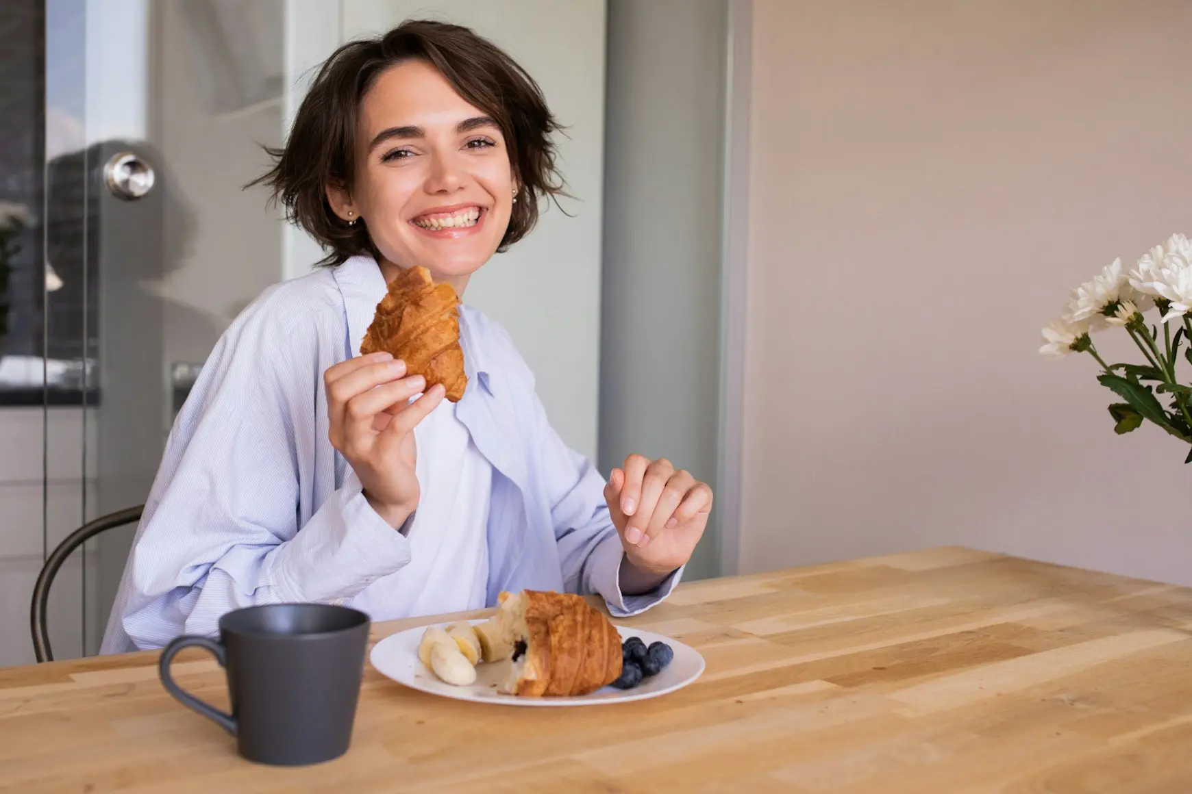 woman eating healthy breakfast