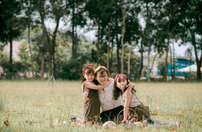 9 Benefits of Playing Outside With Your Kids
