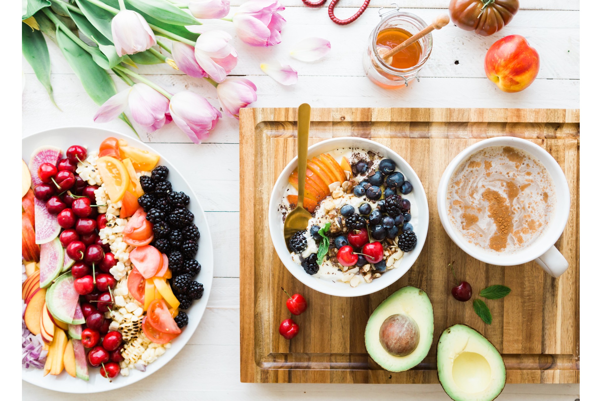 breakfast ideas without eggs - a bowl of oats topped with fruits and fruit platter
