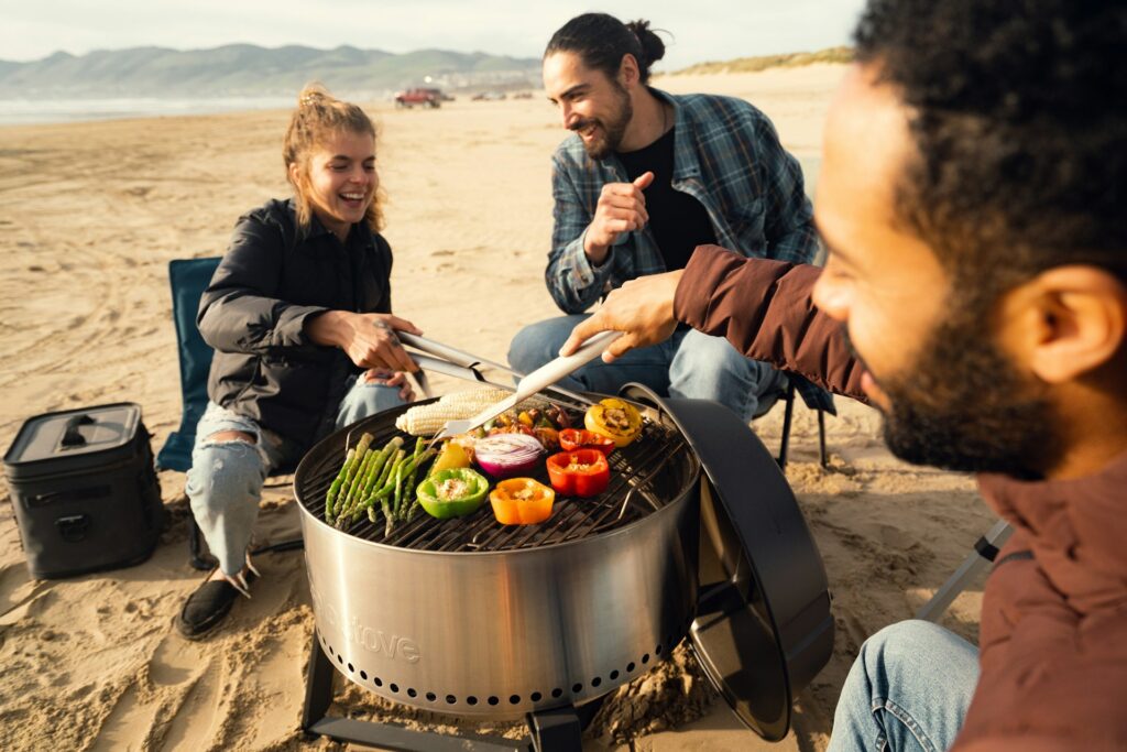 Couple supports each other in fertility diet meal plan.