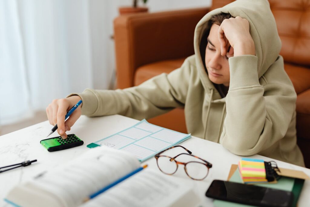 A teen studying finance