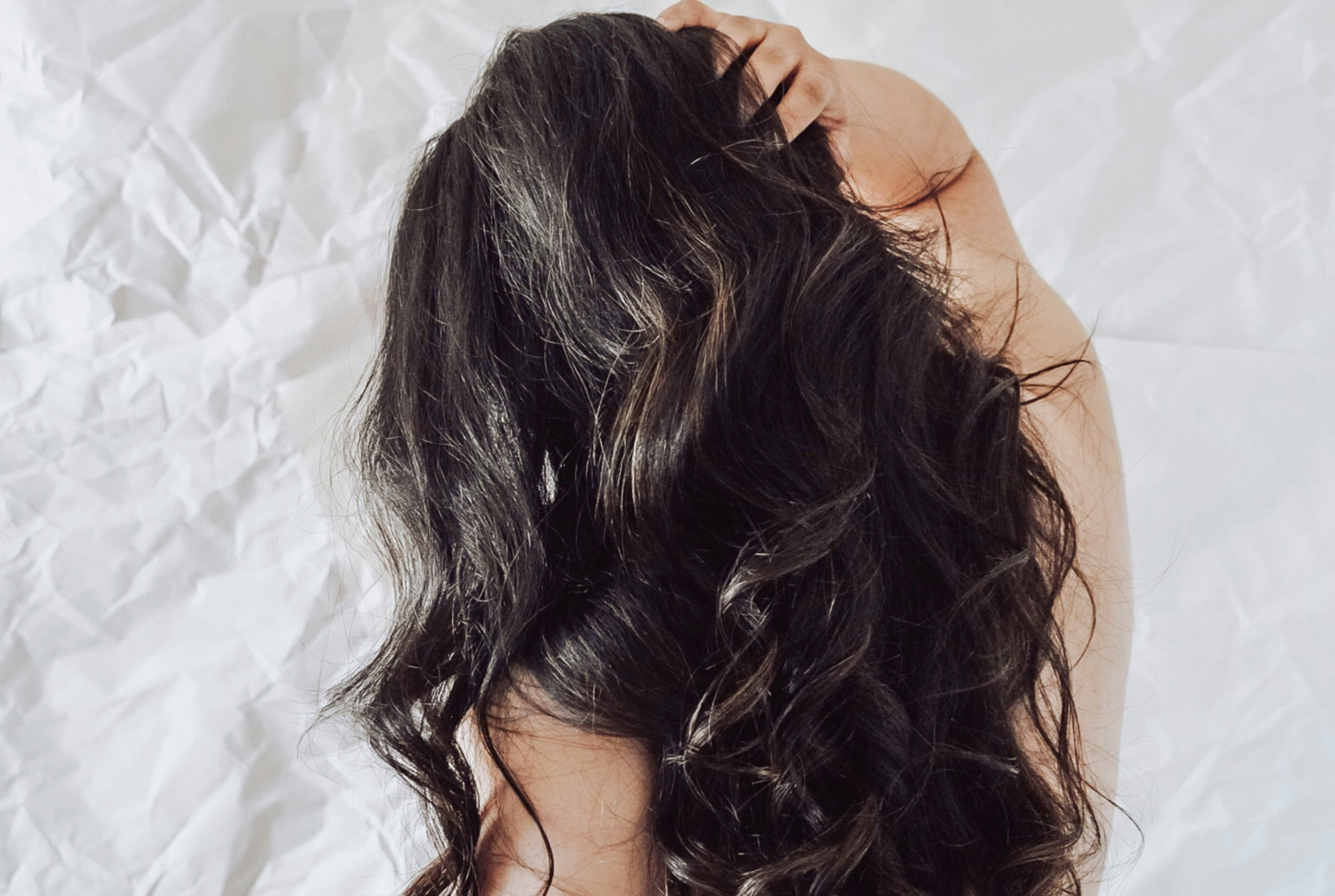 Discover 12 tips on how to get rid of greasy hair.